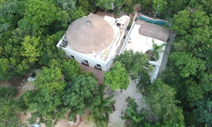 Chemuyil Apartamento | Villa de 1 dormitorio en la jungla con cocina, aire acondicionado, TV y terraza
