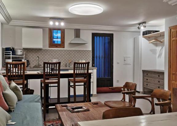Guindalera Apartamento | Loft in Beautiful 19th Century House