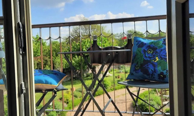 Le Grand-Pressigny Apartamento | Loft in heart of thriving Loire Valley village. Walking & cycling from doorstep