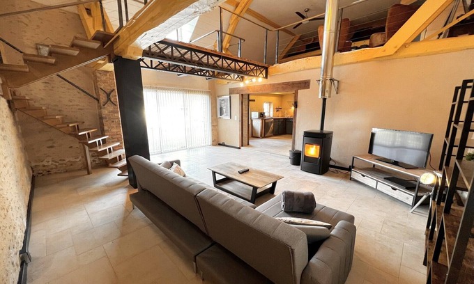 Thorigne-sur-Due Casa | Elegancia industrial en la campiña de Sarthe