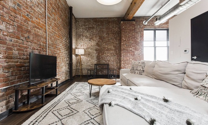 Kansas City Apartamento | Loft in the Rivermarket District! Rooftop access and DT KC views. Walk to City Market, local coffee shops, restaurants, shops or hop on the free streetcar just steps away. Minutes from P&L, T-Mobile, Crossroads, Plaza. 10 min drive to stadiums.