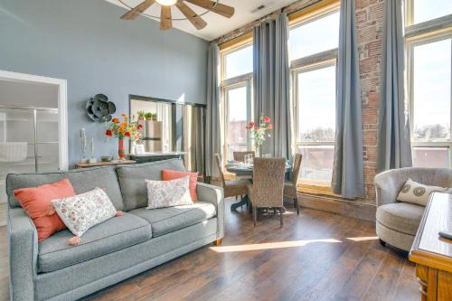 Monett Apartamento | Loft-Style Apt in Dtwn Monett Pets Welcome!