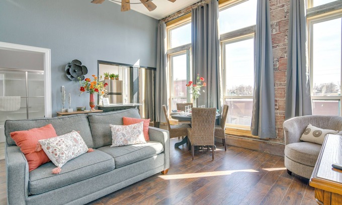 Monett Apartamento | Loft-Style Apt in Dtwn Monett: Pets Welcome!