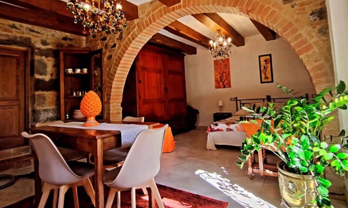 Radicofani Apartamento | Loft with flowered courtyard in Val d'Orcia Radicofani