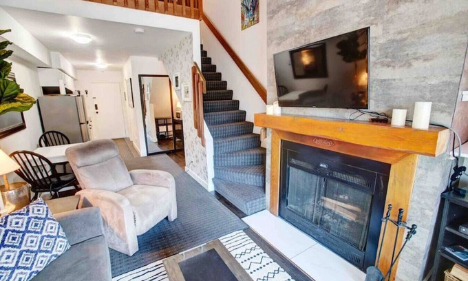 Whistler Creekside Apartamento | Lofted 1BRM Suite:Sleeps 2,Pool,Free Parking, Near Lake & Shops!