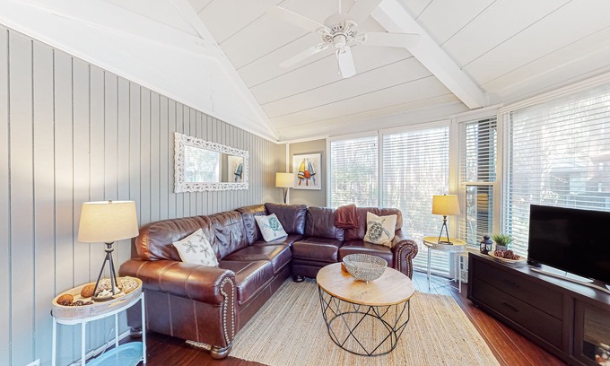 Sea Pines Casa | lofted villa with private deck, streaming, & W/D - near Harbour Town