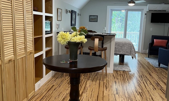Bangor Apartamento | "LOFTY-DIGS" A private, spacious studio in downtown Bangor.