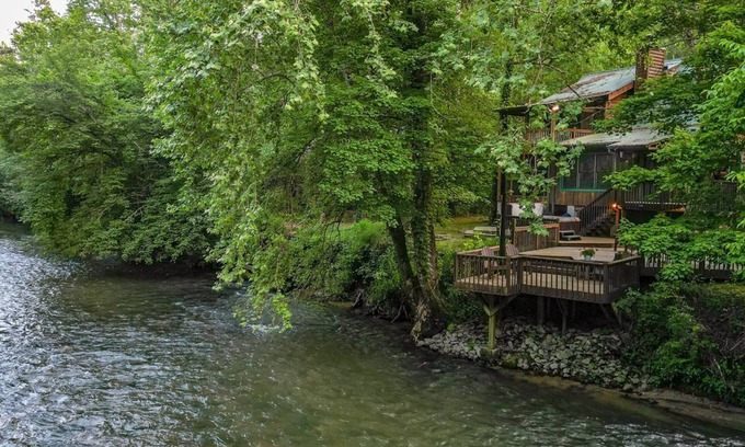 East Ellijay Cabina | Cabina frente al río con un concepto abierto, Lofty Pines On The Cartecay es su escapada romántica. No mascota