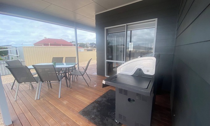Melville Casa | Lofty's Shack - Modern 3 bedroom, Free WiFi!, Off peak special!