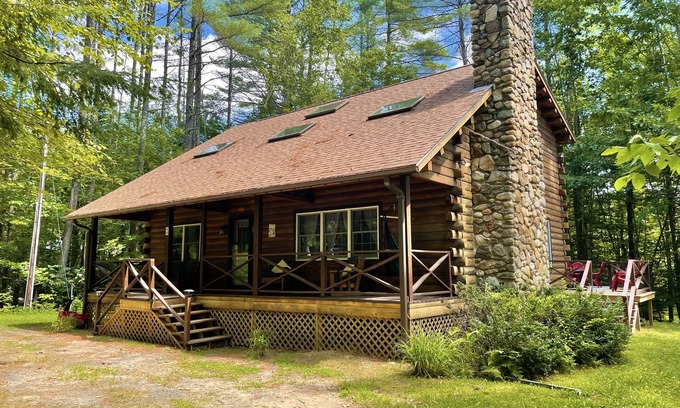 Bristol Cabina | Log Cabin 1.6 Miles from Newfound Lake! Pet Friendly! Sleeps up to 10