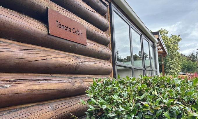 Hatepe Cabina | Log Cabin at the Lake Enjoy the peaceful idyllic lakeside settlement of Hatepe.