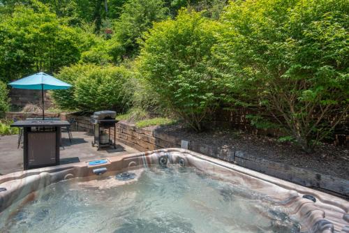 Fleetwood Casa | Log Cabin between Boone & J - Hot Tub - Private - Gas Fireplace - One Level
