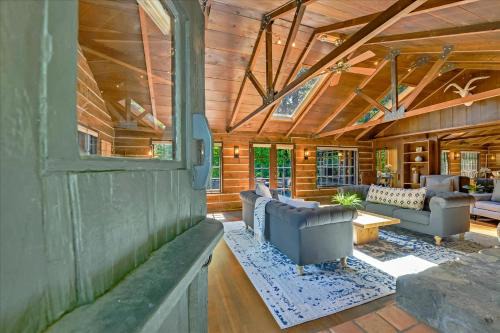 Redwood City Casa | Log-Cabin Home Retreat - Walk to Restaurants Trails Hiking & Biking
