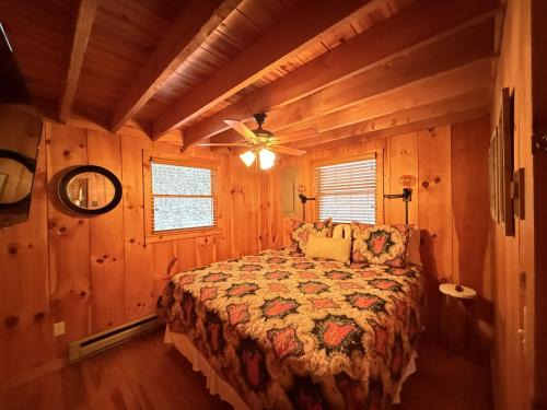 West Jefferson Casa | Log Cabin, Hot Tub, Secluded Close To Town