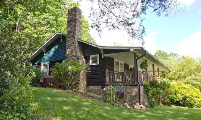 Hot Springs Cabina | Log Cabin ~ Hot Tub- ~ Walk To Town ~ en Appalachian Trail ~ wi-fi ~