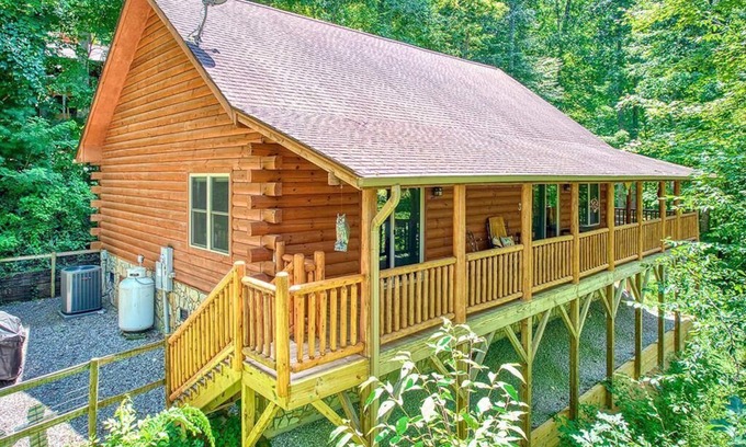 Waynesville Cabina | Log Cabin in a Gated Community! WIFI. Fire Pit w/ wood provided! Pet-friendly