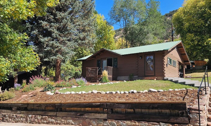 Glenwood Springs Cabina | Log Cabin in the Mountains - Trout fishing, skiing & hiking right out your door!