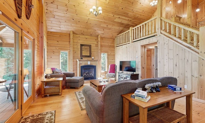 Franconia Casa | Log Cabin in the mountains near skiing, hiking & fishing