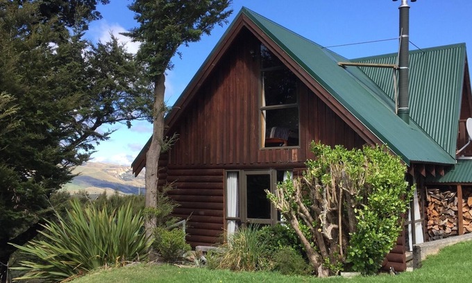 Mt Lyford Cabina | Log cabin in the mountains with indoor climbing wall, perfect for a family.