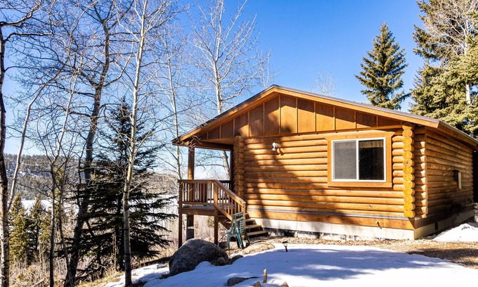 Big Sandy Cabina | Log cabin in the National Forest, full restaurant/ bar on site, near ski lift.