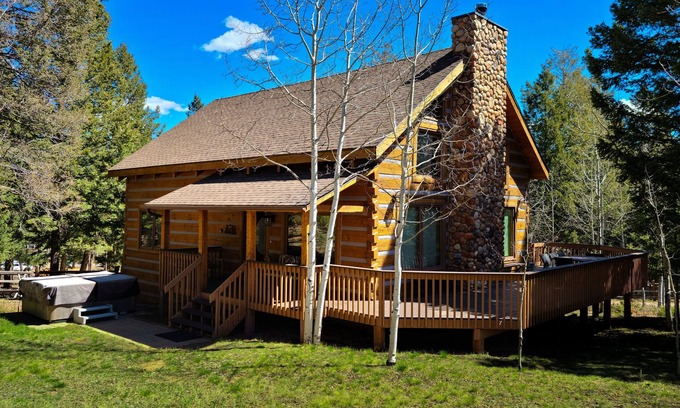 Woodland Park Cabina | Cabaña de madera en el corazón de Woodland Park: nueva bañera de hidromasaje y sauna privada