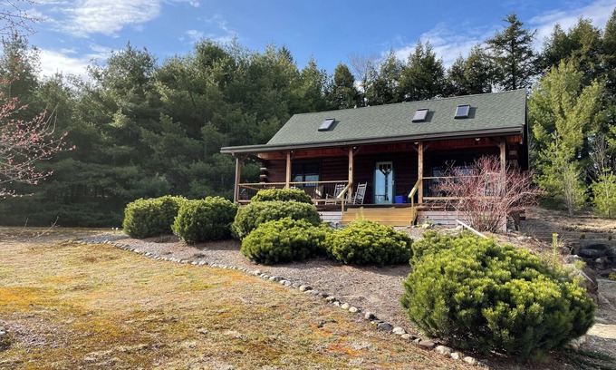 Thornton Cabina | log cabin in the White Mtns. near skiing & attractions Sleeps 8-10