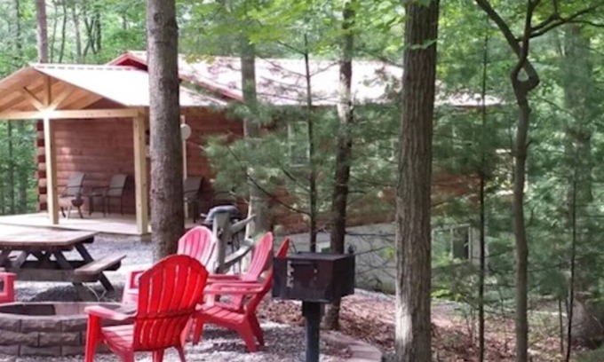 Huntingdon Cabina | Log Cabin in Wooded Area Near Raystown Lake Boat Access
