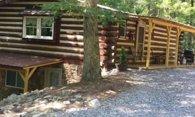 Huntingdon Cabina | Log Cabin in Wooded Area Near Raystown Lake Boat Access