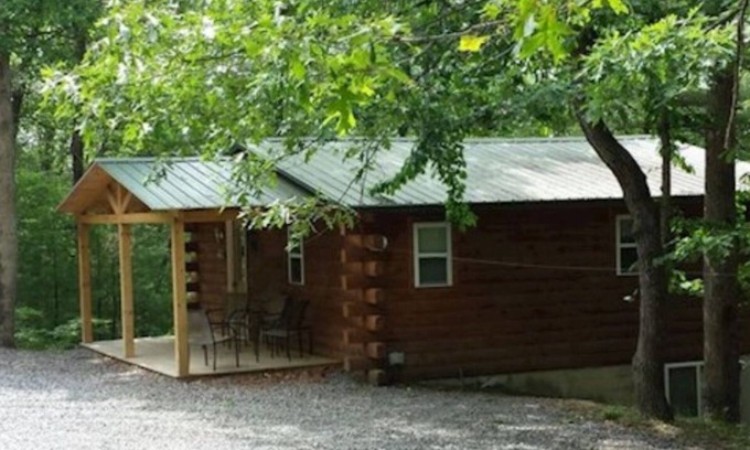 Huntingdon Cabina | Log Cabin in Wooded Area Near Raystown Lake Boat Access