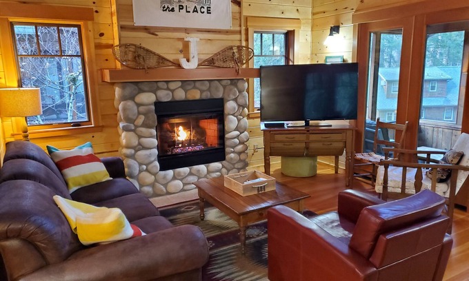 McKenzie Bridge Cabina | Log Cabin Inn - Cabin 12 on the Mckenzie River - minutes from Tokatee and Loloma