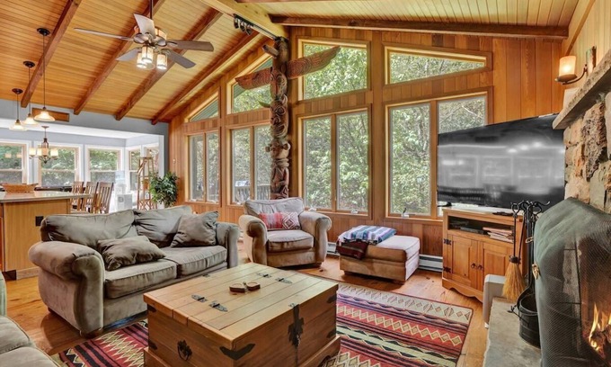 Gouldsboro Cabina | Log Cabin | King Beds | Lake Access