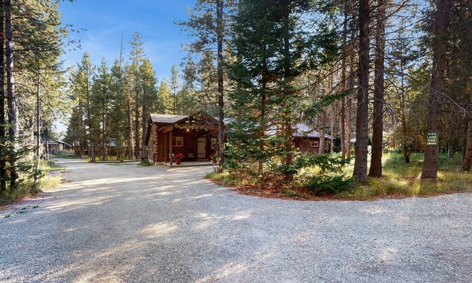 Island Park Cabina | Log cabin made new again with hot tub, WiFi, wood stove, close to Yellowstone