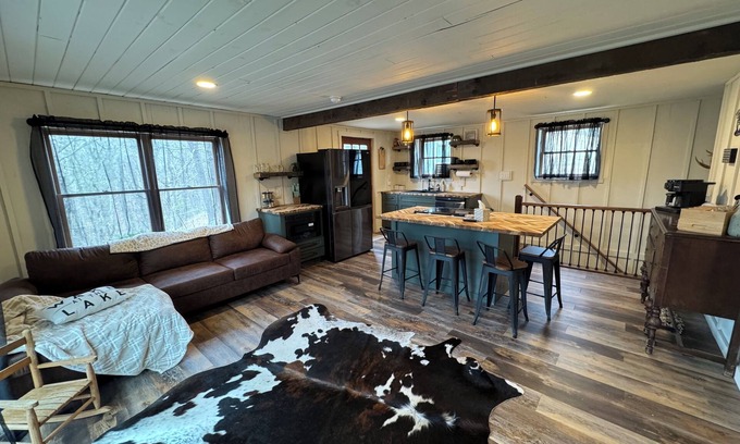 James Creek Cabina | Log cabin minutes from Raystown Lake!