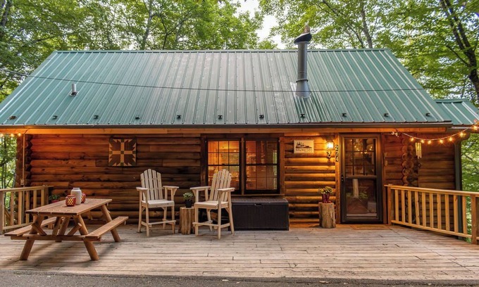 Mill Ridge Cabina | Log Cabin - mtn. view, 3 decks, fire pit, bunk room, pool and pet friendly