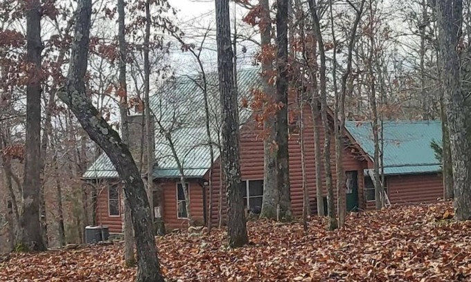 Saint Joe Cabina | Log cabin on 9 acres. Perfect for a winter retreat or summer trip to the river.