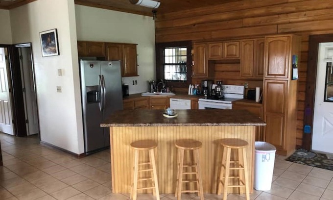 Morriston Cabina | Log cabin on a lush 15 acre private horse farm