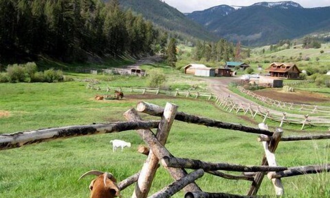 Gardiner Casa | Cabaña de madera en el histórico Yellowstone Park Ranch en el McDonald Ranch