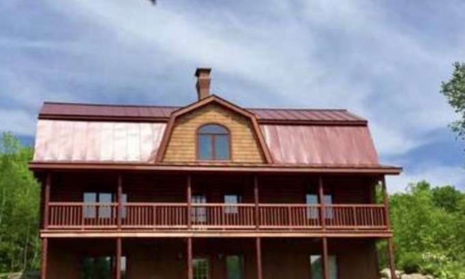South Royalton Casa | Log cabin on Macintosh Pond access to VAST trail system snowmobile trails.