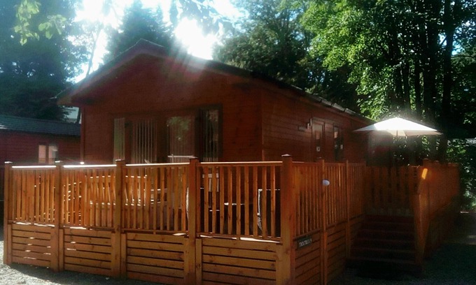 Troutbeck Bridge Cabina | Cabaña de madera en las orillas del lago Windermere, rodeada de un paisaje impresionante
