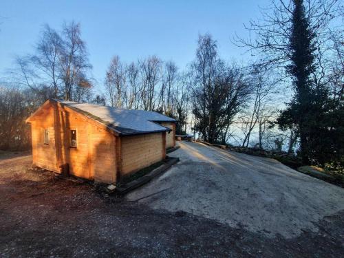 Garrykennedy Casa | Log cabin on the lake - Sleeps 4 & jacuzzi