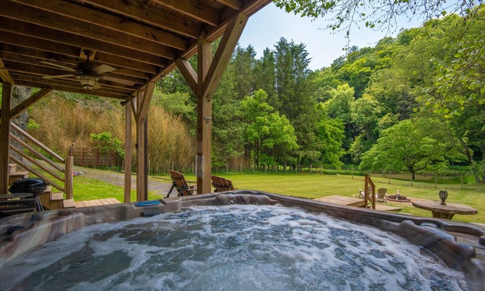 Lansing Cabina | Log Cabin on the New River with Easy Steps in the River + Hot Tub + Fire Pit