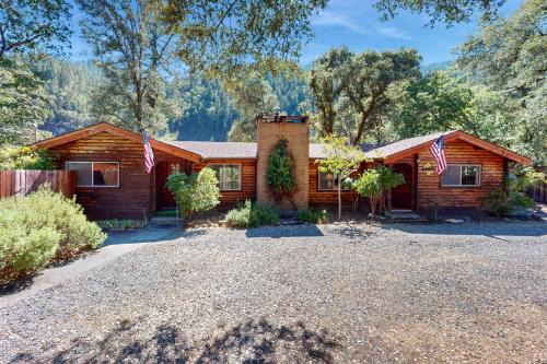Burnt Ranch Casa | Log Cabin on the River