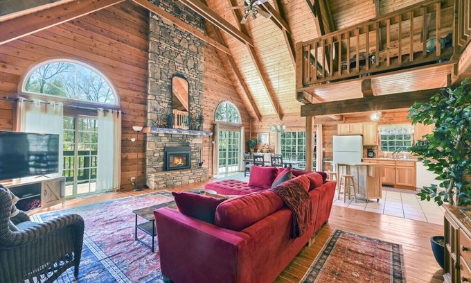 Fairview Cabina | Log Cabin Retreat, Great Location, Pets Allowed