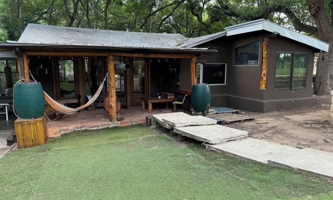 Parker Lane Casa | Log cabin style home 3 miles from downtown Austin