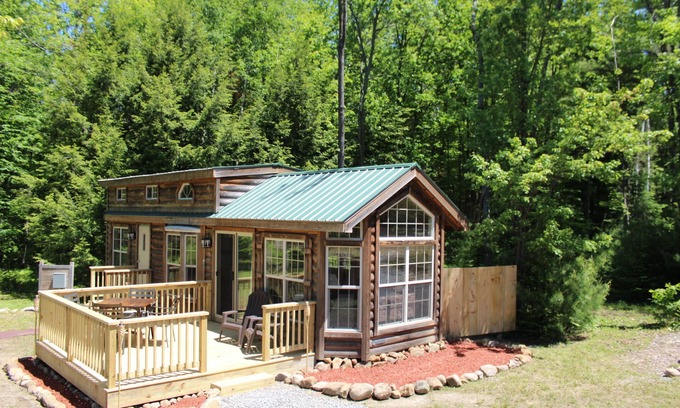 Athol Cabina | Log Cabin Tiny Home en Adirondack Ranch