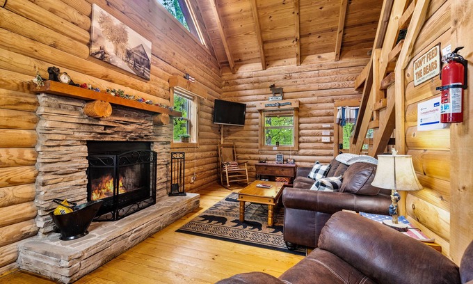 Knoxville Cabina | Log Cabin near UTK, FP, Hot tub, Arcade, Fishing, Trails, Wildlife, Pets OK