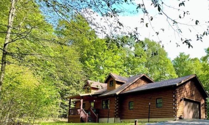 Riverside Estates Cabina | Log Cabin w/ Full Garage, FirePit, BBQ, cozy gas heat Stove