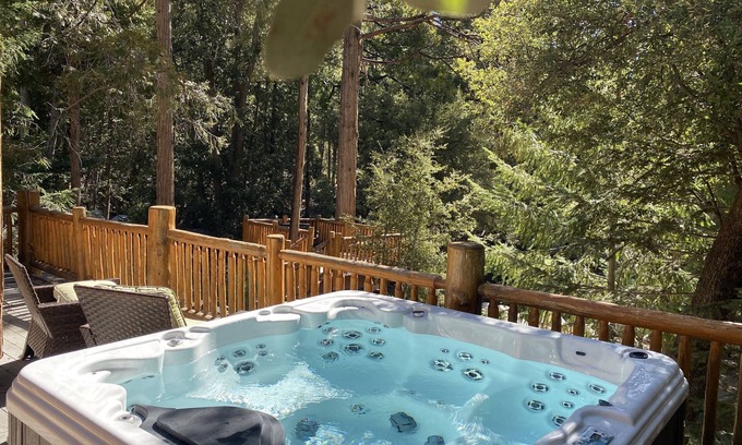Fern Valley Cabina | Log Cabin w/King Suite, Hot tub with Beautiful Views, Seasonal Creek