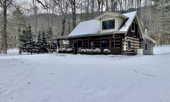 Townsend Cabina | Log Cabin, walk to Cades Cove and just minutes from Gatlinburg with a view!