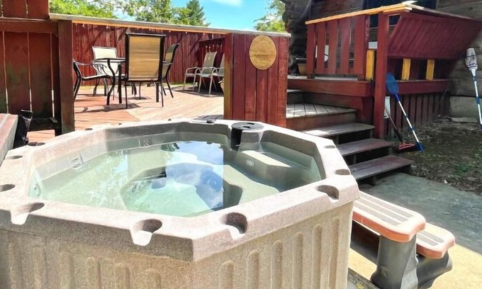 Cape Girardeau Casa | Log Cabin with Brand-new Hot Tub! W/ Pool Table - Near Downtown Cape and Casino